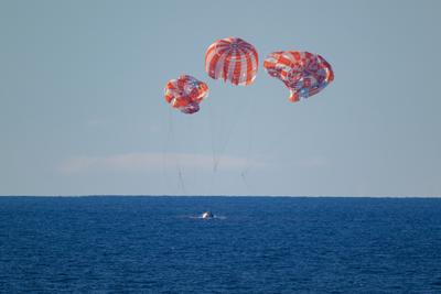Orion splashdown recovery